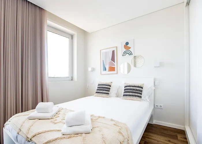 Elegant W/ Ac & Balcony By Lovelystay * Porto