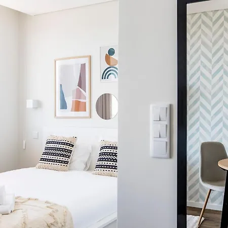 Elegant W/ Ac & Balcony By Lovelystay * Oporto