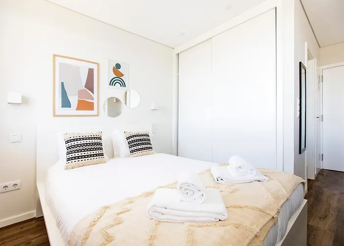 Elegant W/ Ac & Balcony By Lovelystay *