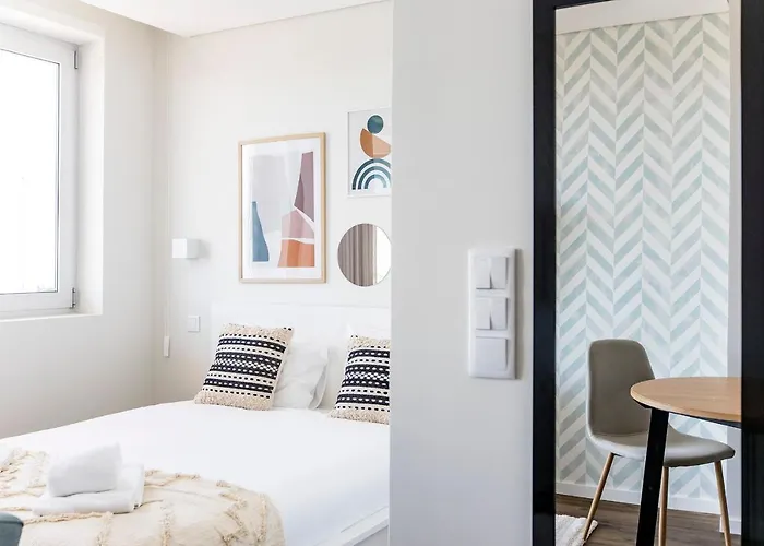 Elegant W/ Ac & Balcony By Lovelystay * Oporto