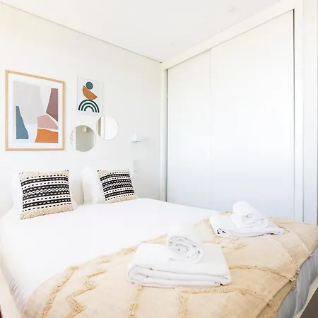 Elegant W/ Ac & Balcony By Lovelystay *