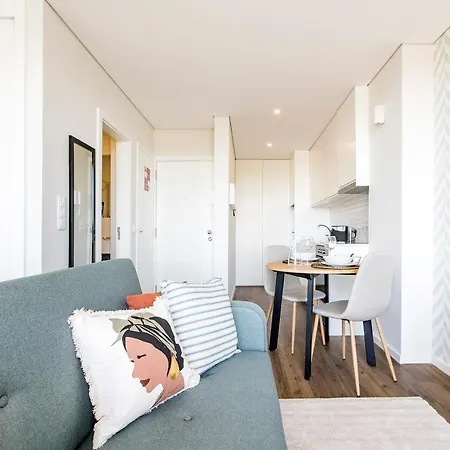 Elegant W/ Ac & Balcony By Lovelystay *