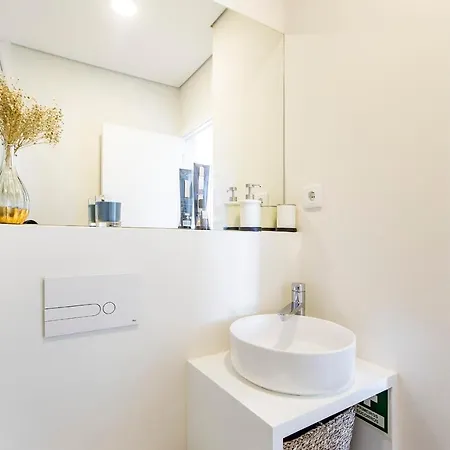 Elegant W/ Ac & Balcony By Lovelystay ポルト