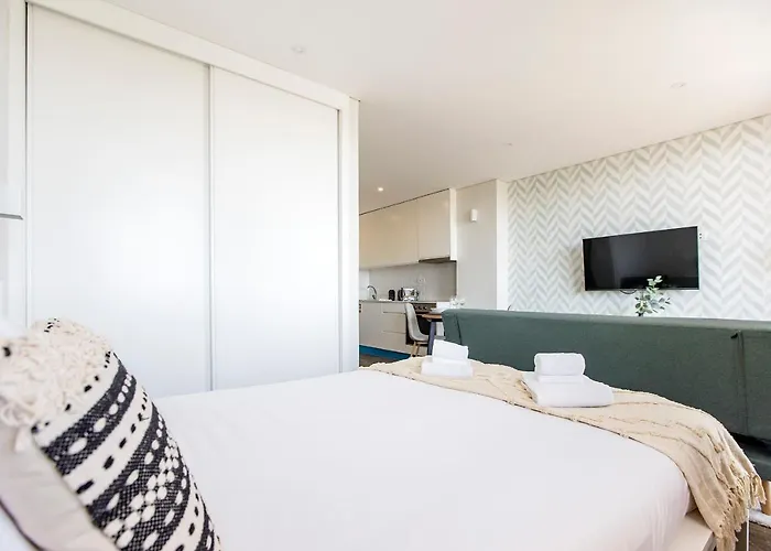 Elegant W/ Ac & Balcony By Lovelystay * Oporto