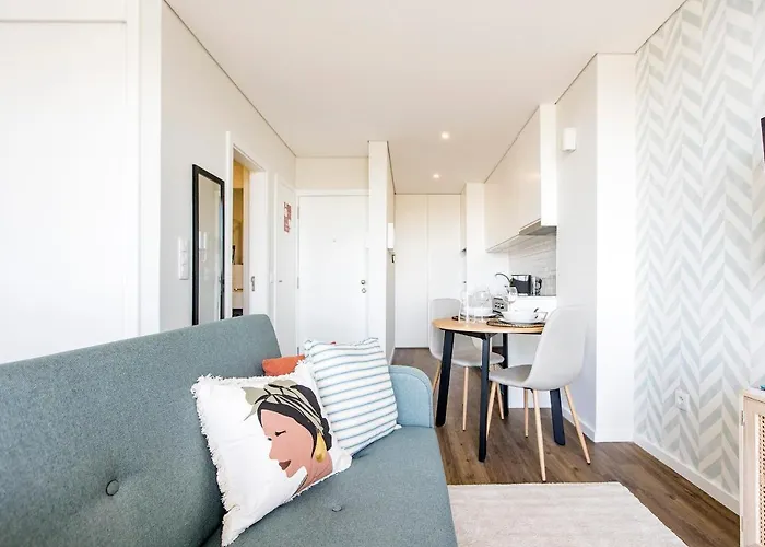 Elegant W/ Ac & Balcony By Lovelystay *