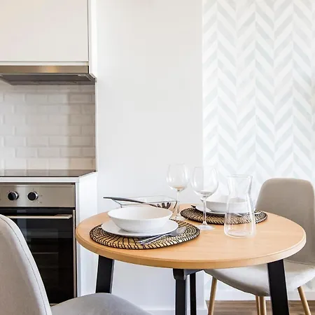Elegant W/ Ac & Balcony By Lovelystay פורטו