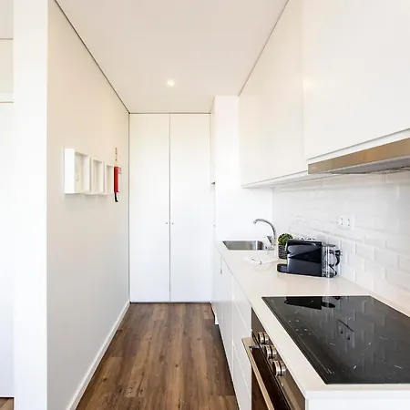 Elegant W/ Ac & Balcony By Lovelystay דירה פורטו
