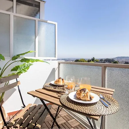 Elegant W/ Ac & Balcony By Lovelystay פורטו