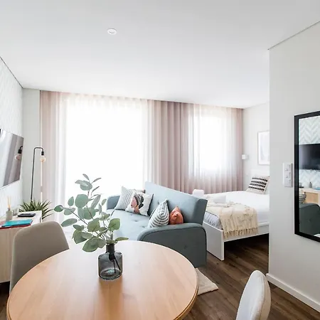 Elegant W/ Ac & Balcony By Lovelystay דירה פורטו