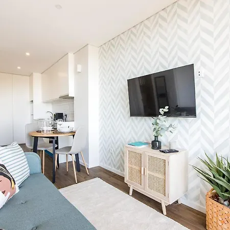 דירה Elegant W/ Ac & Balcony By Lovelystay