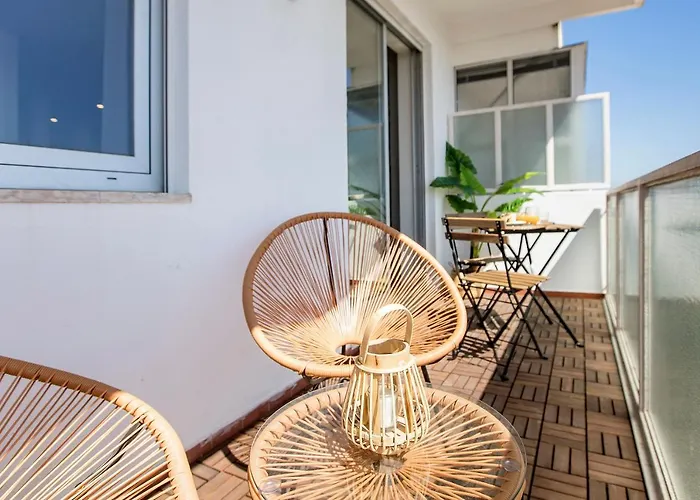 Lejlighed Elegant W/ Ac & Balcony By Lovelystay